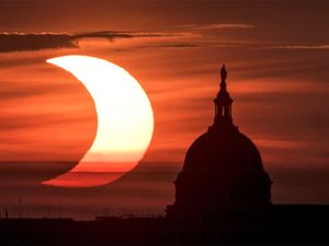 Solar Eclipse Photos:तमाम देशों में दिखा अनूठी घटना का नजारा