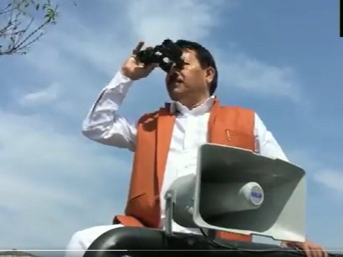 UP Chunav 2022: दूरबीन से EVM स्ट्रांग रूम पर नजर रख रहे हैं सपा उम्मीदवार, जताई गड़बड़ी की आशंका