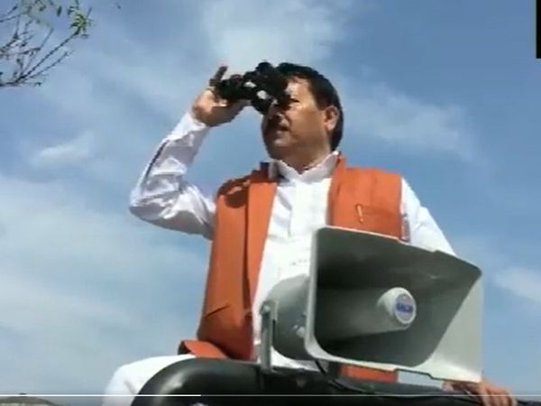 UP Chunav 2022: SP candidates are keeping an eye on EVM strong room with binoculars, fears of mishandling