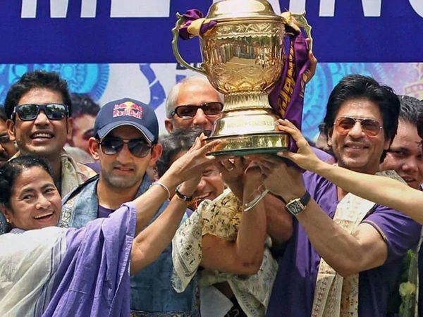 SRK with KKR IPL Trophy