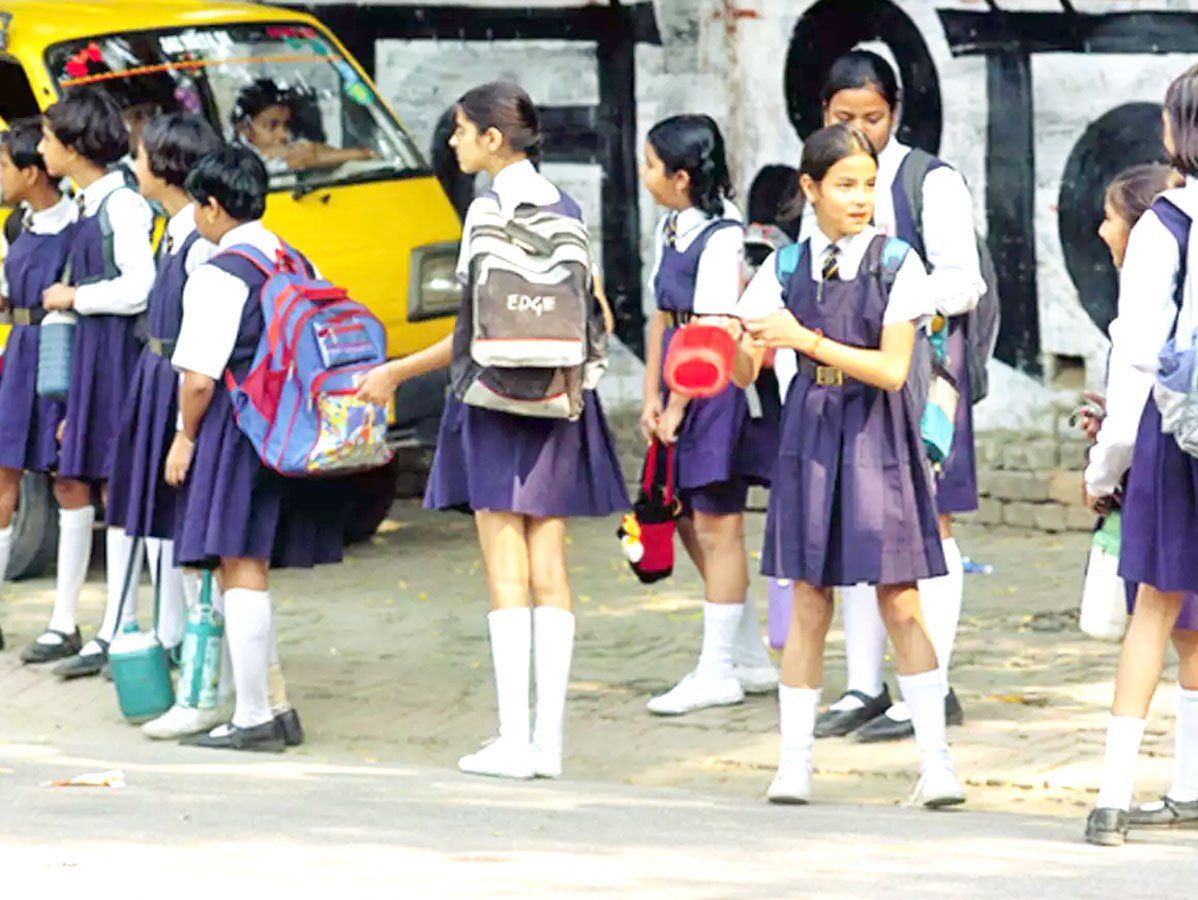 Maharashtra School Reopen: कोरोना के खतरे के बीच महाराष्ट्र में आज से क्लास 1-12 तक के स्टूडेंट्स के लिए फिर से खुले स्कूल