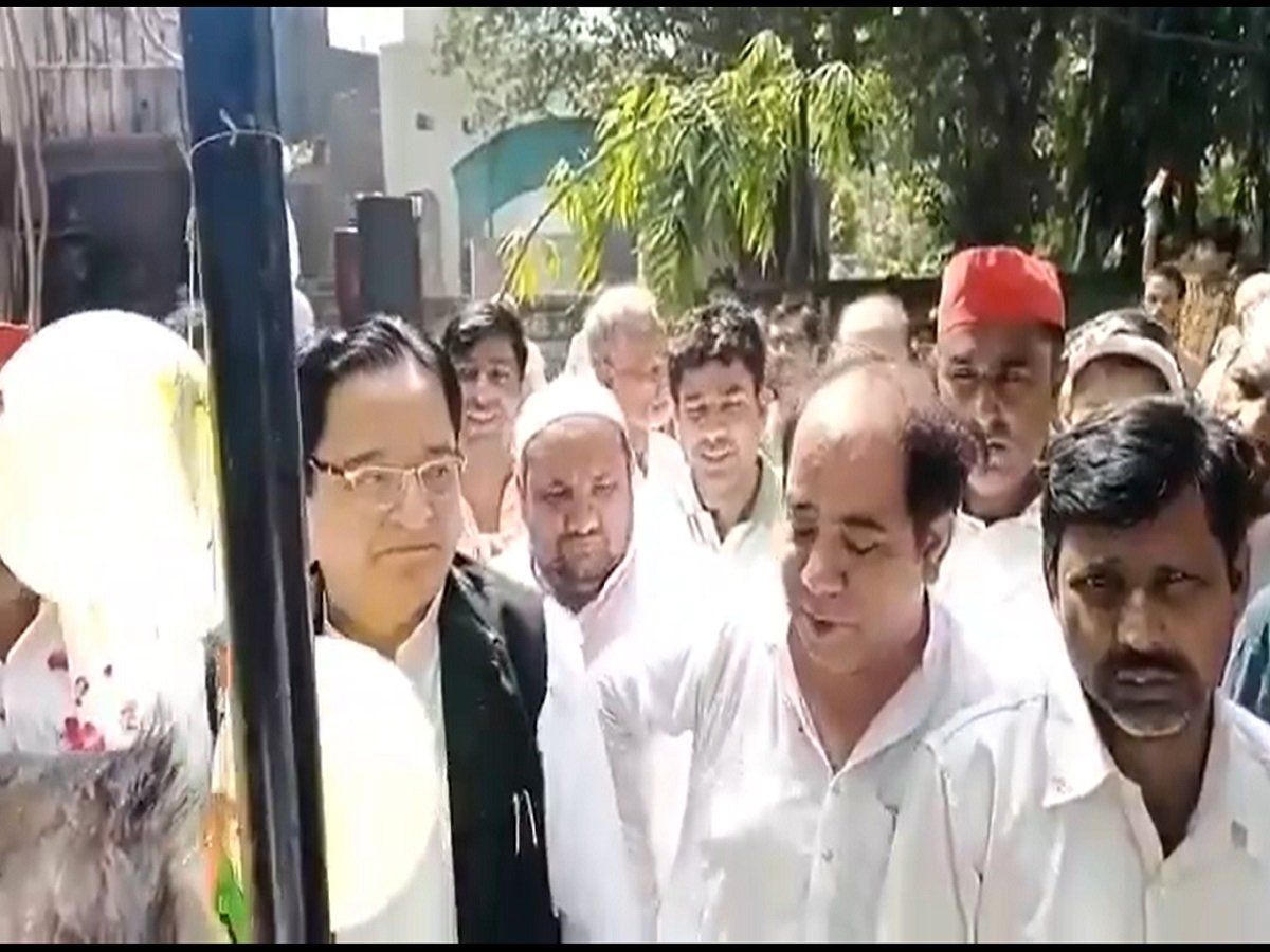 VIDEO: ध्वजारोहण के बाद राष्ट्रगान भूल गए सपा सांसद एसटी हसन, पहली लाइन के बाद बोले- जय हे, जय हे...