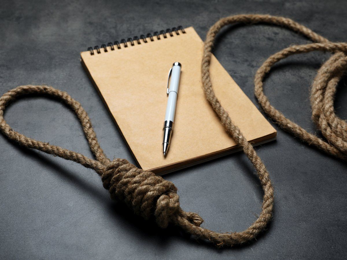 Varanasi Suicide: वो सुबह उठा ठंडा पानी पिया और फिर कमरे में जाकर लगा ली फांसी, सुसाइड नोट में लिखीं ये बातें