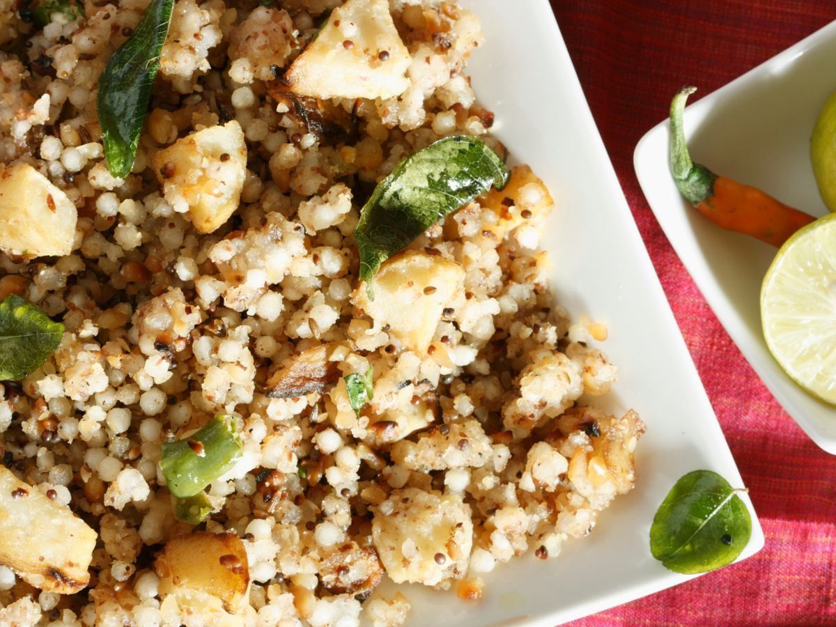 Shardiya Navratri 2022 Khichdi: नवरात्रि में रख रहे हैं व्रत तो खाएं कुछ हेल्दी, बनाएं साबूदाने की खिचड़ी