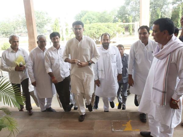 Ashok Gehlot decided to fill the form for Congress President, Sachin Pilot started lobbying for CM chair