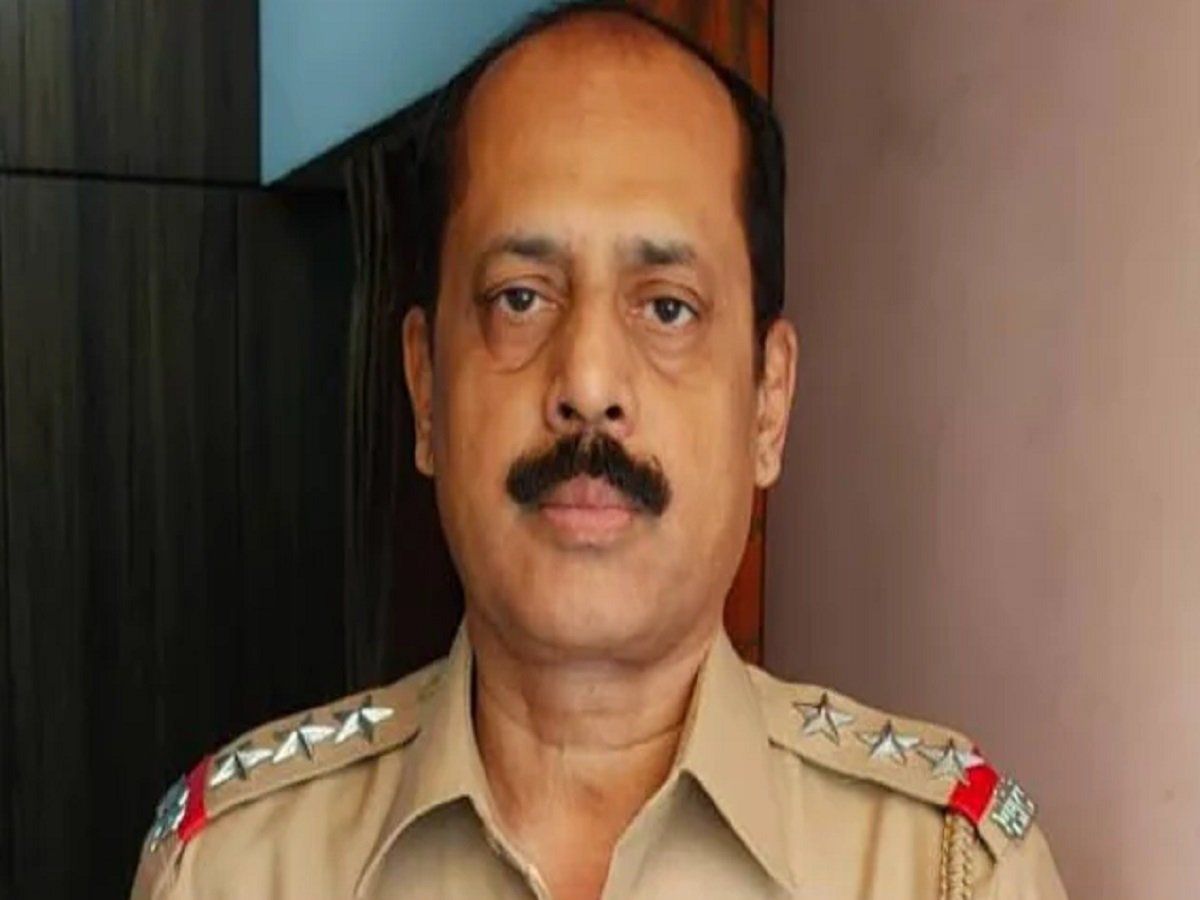 आधी रात को NIA ने बीच सड़क पर सचिन वाझे को सफेद ढीला कुर्ता पहनाकर चलवाया, जानिए वजह