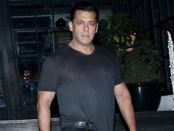 Salman Khan in trouble for snatching mobile from fan