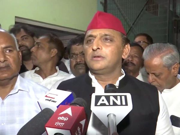 Akhilesh Yadav met the relatives of the woman inspector who committed suicide, said - Police is working under political pressure