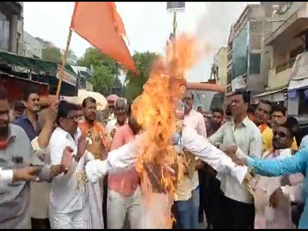 Maharashtra Crisis Shinde supporters burn effigy of Sanjay Raut in Jalgaon