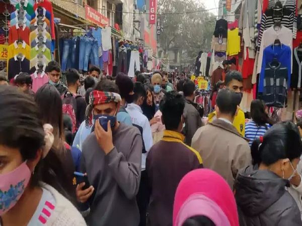 Shops And Street Vendors In Sarojini Nagar Delhi Open In Odd Even Bases For December 25 and 26
