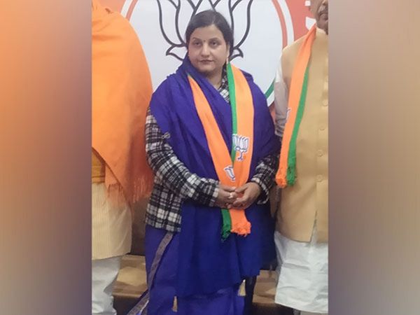 UP Assembly polls: Congress candidate from Tarabganj Savita Pandey joins BJP