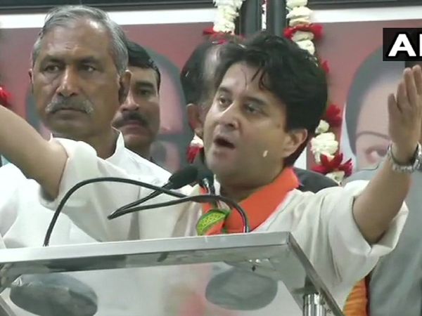 Jyotiraditya Scindia arrives in Bhopal welcomed by BJP leaders