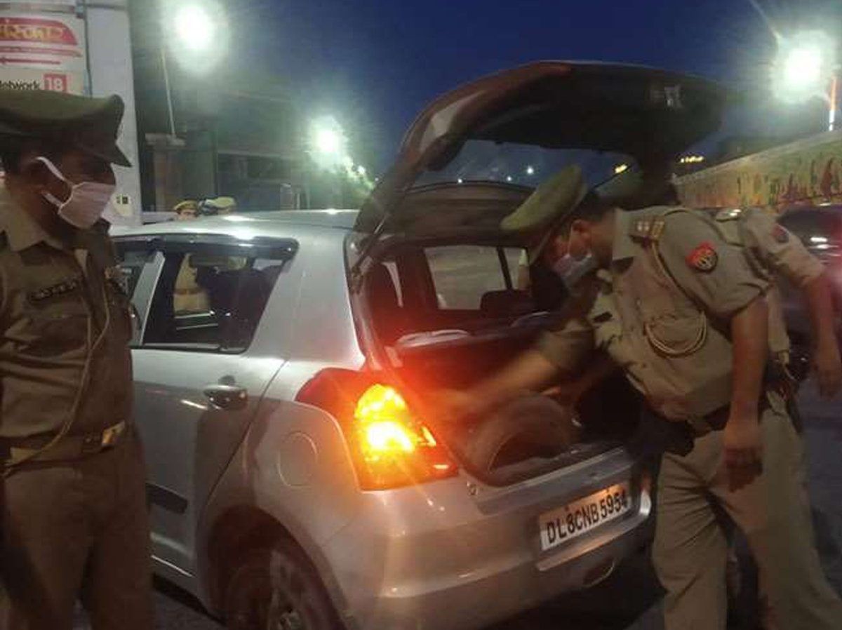 नोएडा में पर्थला चौक पर ऑटो में बैठा था विकास दुबे, पुलिस से बचने को बदल रहा लोकेशन