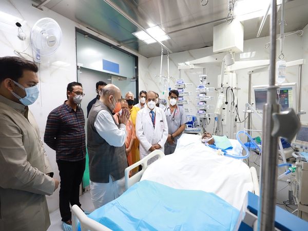 Amit Shah meets Kalyan Singh in hospital, praises Yogi govt