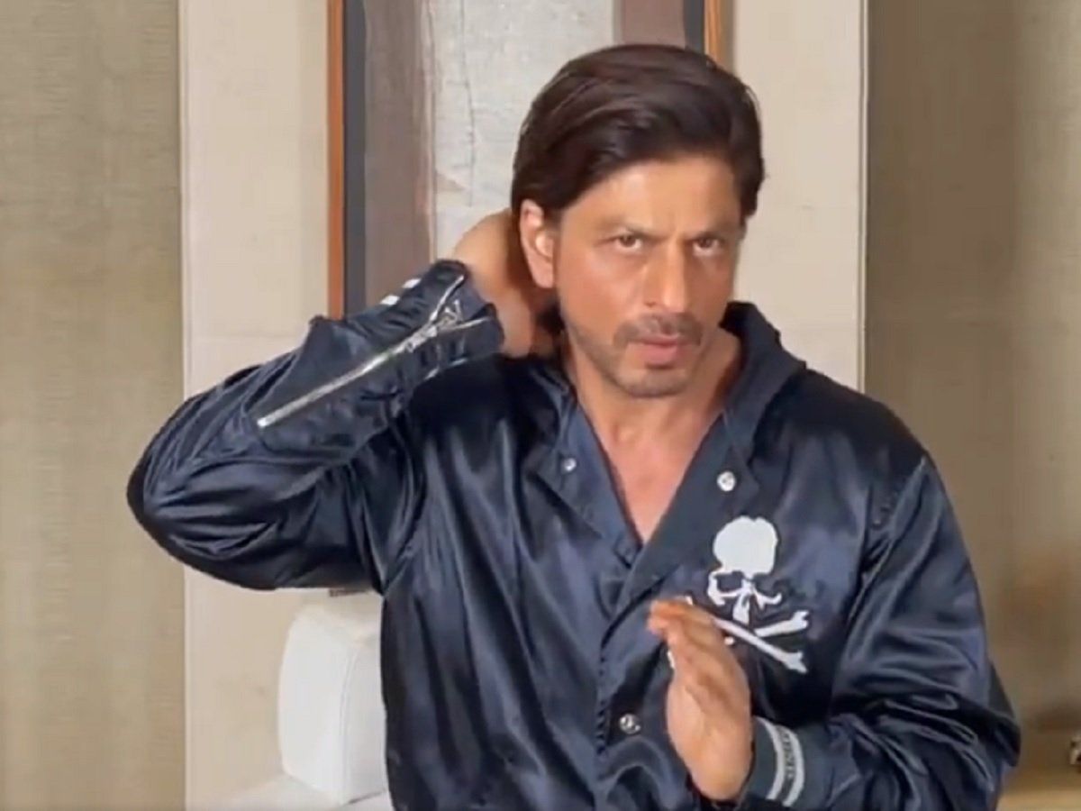 VIDEO: शाहरुख खान ने खास अंदाज में फैंस को किया न्यू ईयर विश, बताया बड़े पर्दे पर कब होगी वापसी