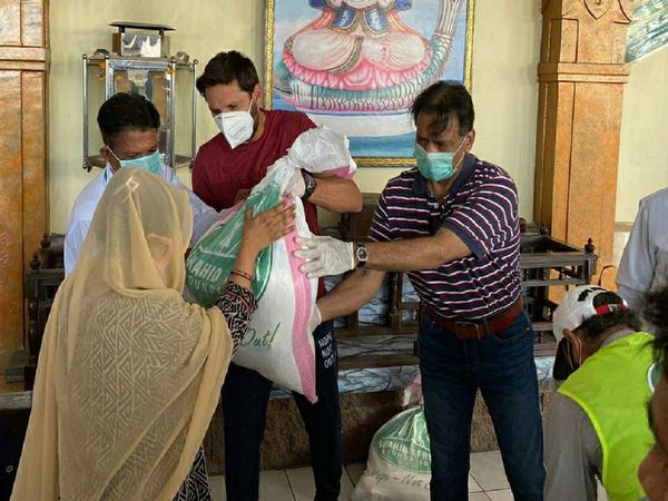Shahid Afridi distributes essential items in Hindu temple of Pakistan