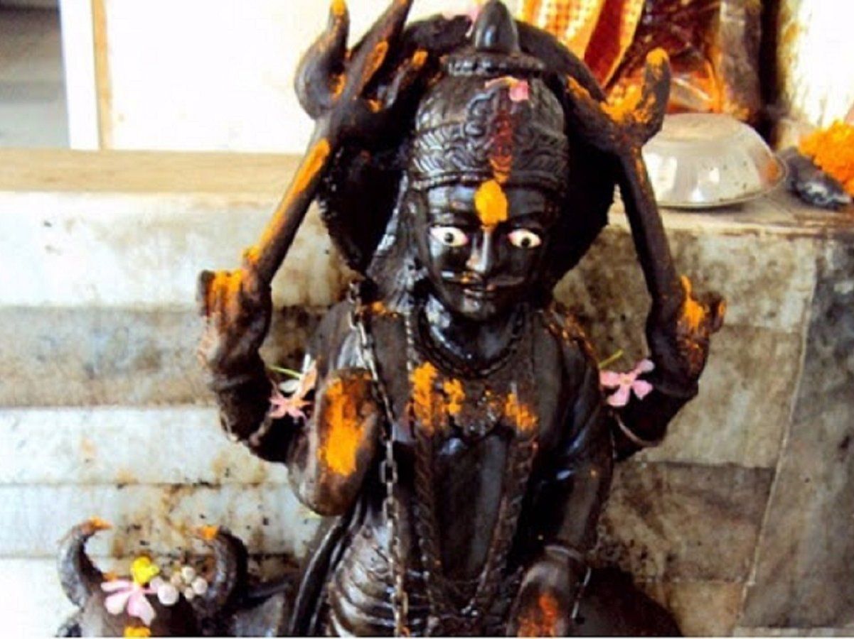 शनिवार को भूलकर भी घर ना लाएं ये 7 चीजें, जानें शनिदेव के प्रकोप से क्या खरीदने पर होगा कैसा परिणाम