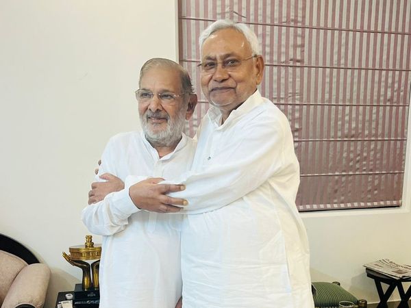 Grievances gone away! When Nitish Kumar hugged Sharad Yadav after a long time, both said Opposition parties should unite