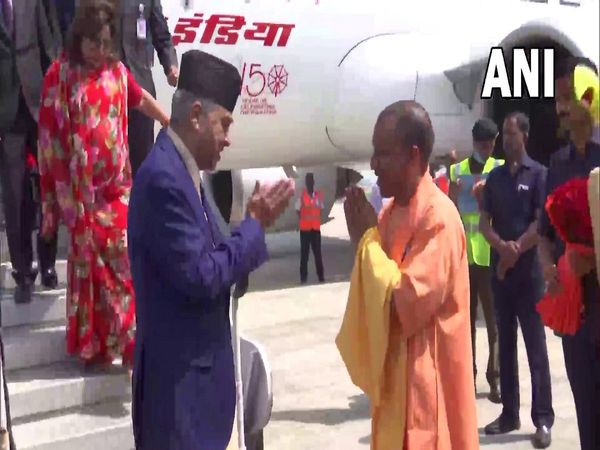 UP CM Yogi Adityanath Welcomes Nepal PM Sher Bahadur Deuba in Varanasi