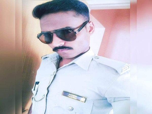 Shivamogga jail warder Ashfaque Tagadi committed suicide during whatsapp video call to his wifeWarder_Suicide