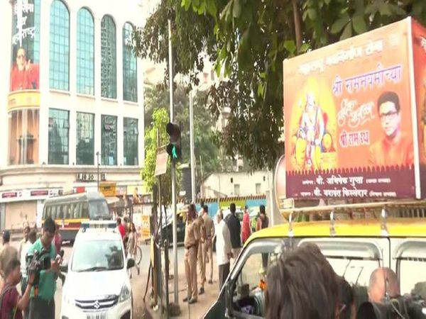 Mumbai MNS play 'Hanuman Chalisa' on loudspeaker outside Shiv Sena Bhavan on Ram Navami