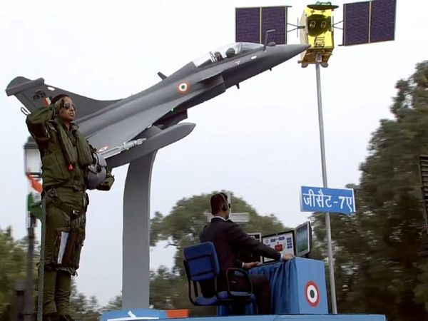 Republic day 2022 Shivangi Singh, India's first woman Rafale jet pilot, part of Air Force tableau
