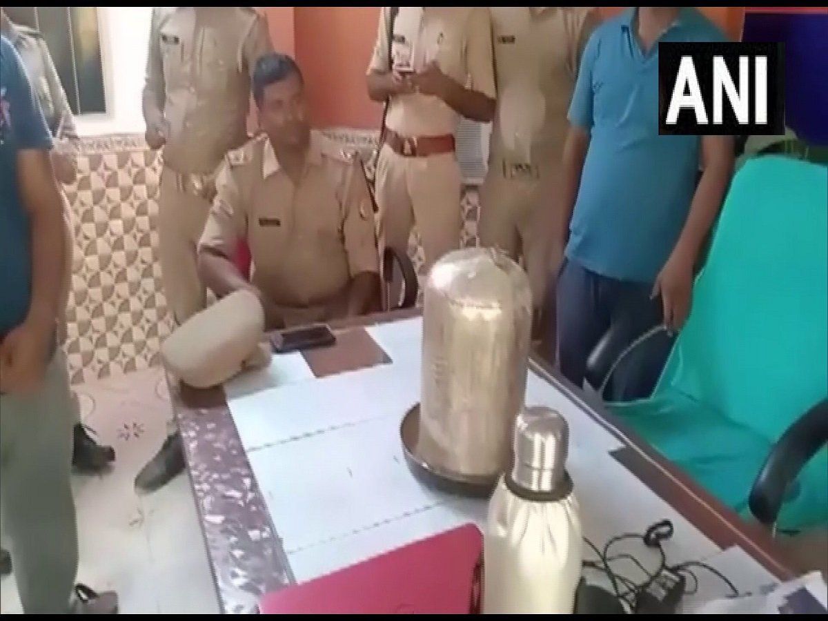 Mau: घाघरा नदी से निकला 53 किलो का चांदी का शिवलिंग, पूजा करने उमड़ी लोगों की भीड़