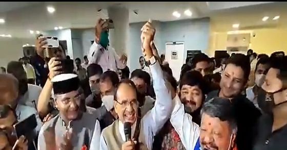 shivraj vijayvargiya song video|  ‘Yeh dosti hum nahi todenge…’ song sung by Shivraj and Vijayvargiya at Bhutta party, video went viral.  ‘Yeh Dosti Hum Nahi Chhodenge’: MP CM Shivraj, Kailash Vijayvargiya sing popular