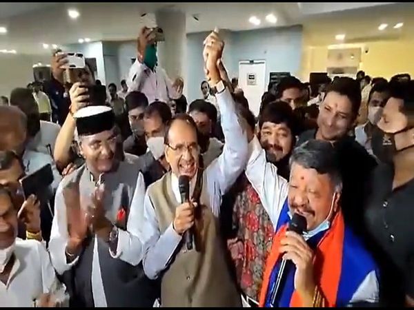 'Yeh Dosti Hum Nahi Chhodenge': MP CM Shivraj, Kailash Vijayvargiya sing popular song from Sholay movie