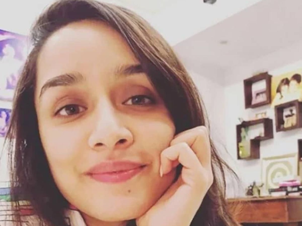 Shraddha Kapoor No Makeup Look: श्रद्धा कपूर की तरह आप भी ऐसे पाएं नो मेकअप लुक