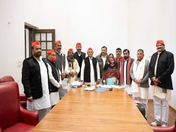 SP to field Ex-BJP leader Upendra Dutt Shukla's wife Shubhawati Shukla in Gorakhpur against Yogi Adityanath