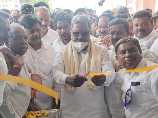 Hindi is not the national language Rashtra Bhasha of India and we will never allow this to happen: Siddaramaiah
