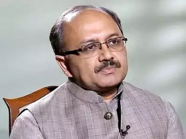 An attempt to attack Siddharth Nath Singh during filing his nomination in Prayagraj with blades