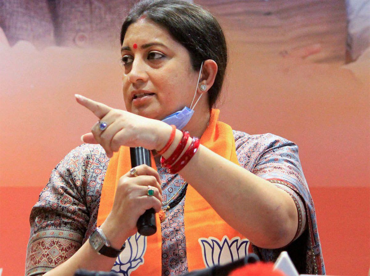 UP Chunav 2022: स्मृति ईरानी का तंज कहा- ये अद्भुत गठबंधन, सवाल करो अखिलेश से तो जवाब देती हैं प्रियंका