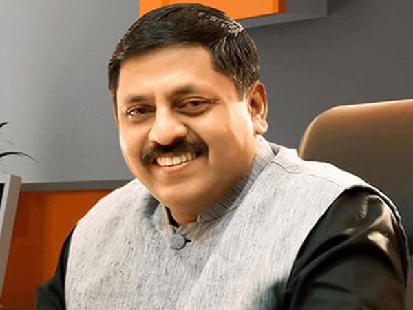 Indian businessman dr sohan roy's unique initiative in UAE, will pay salary to employees' wives