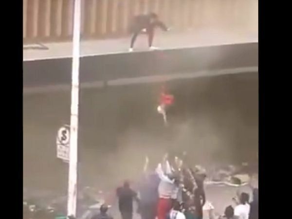 South Africa riots video| Naledi Manyoni, viral video,मां ने बच्ची को फेंका,Mother throws baby from burning building, South Africa riots, Mother throws baby, Burning building baby throw, South Africa
