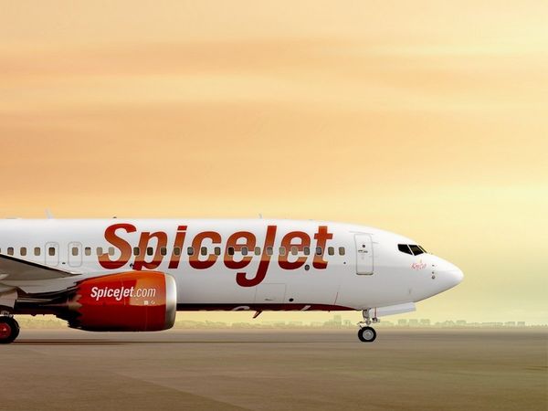 SpiceJet aircraft windshield broken