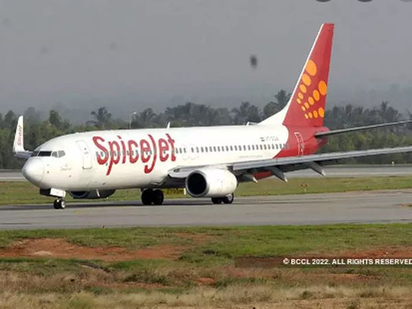 Passengers got off the plane and started walking on the runway, SpiceJet gave an explanation, DGCA is investigating the incident