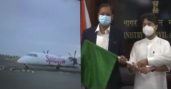 Scindia flags off Bhavnagar-Delhi flight, SpiceJet launches 14 new flights, Jyotiraditya Scindia flags off Bhavnagar-Delhi flight, SpiceJet launches 14 new domestic flights