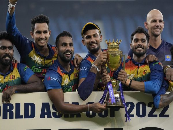 Sri-Lanka-Cricket-Team-with-Asia-Cup