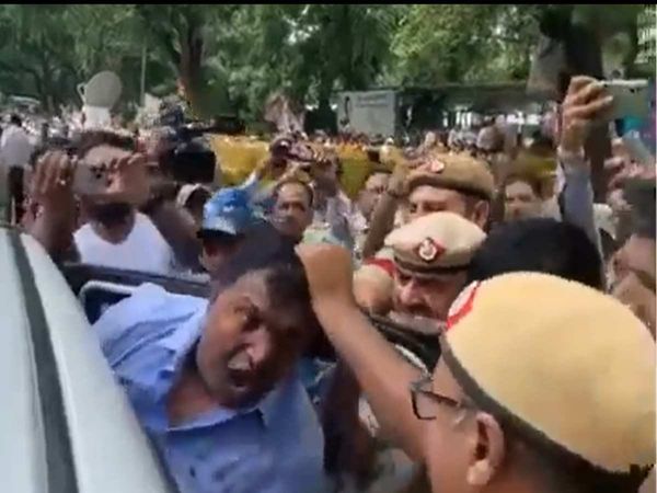 Delhi Police jawan seen pulling the hair of National President of Indian Youth Congress during the party protest