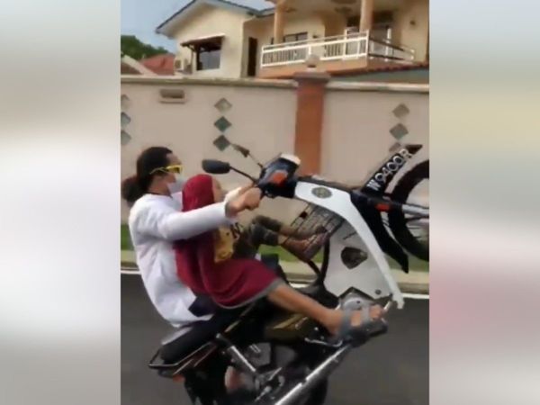 Stunt Video man doing stunt on bike with daughter shocking video goes viral