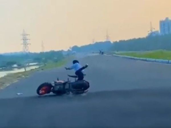 Stunt Viral Video Boy Stunt On Bike Then What Happened Watch Viral Video