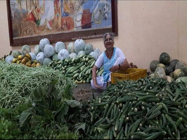 Viral Photo of a woman sorting vegetables at Raghavendra Mutt is Sudha Murthy 