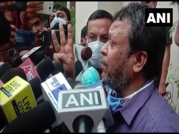 IAS officer Sudhir Kumar reached the Patna police station to register an FIR against CM Nitish Kumar