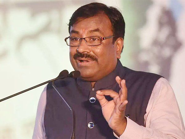 Maharashtra: सरकारी ऑफिसों में अधिकारी-कर्मचारी फोन आने पर हैलो की जगह वंदे मातरम कहेंगे, मंत्री मुनगंटीवार का एलान