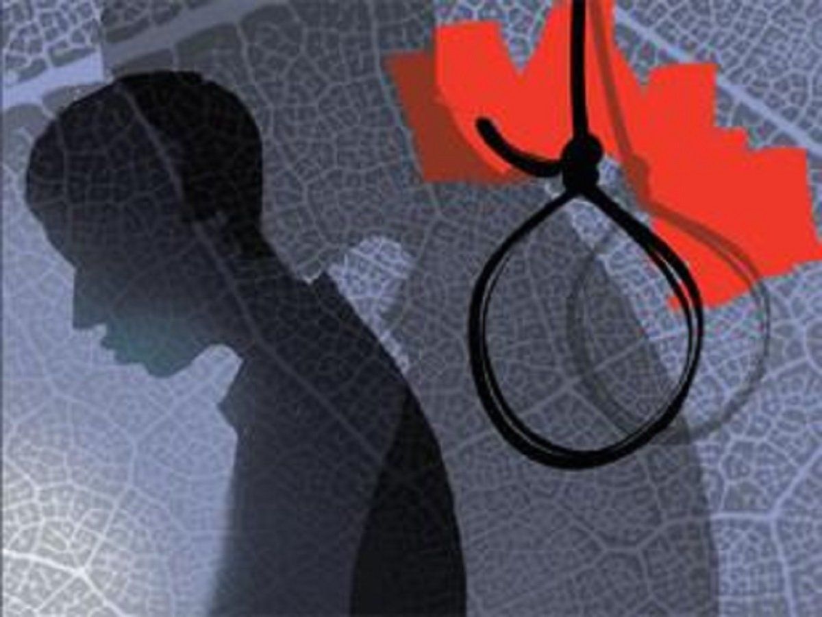 कपल के अंडरगारमेंट्स चुराकर भाग रहा था युवक, पकड़ा गया तो कर लिया सुसाइड, पति-पत्नी पर केस दर्ज