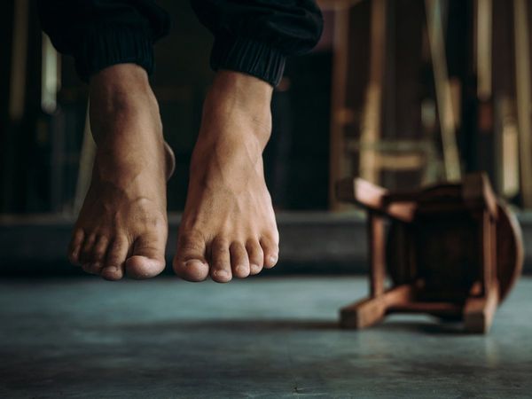 Tired of poverty and disease, mother and son hanged themselves, mother was housemaid, son Labour