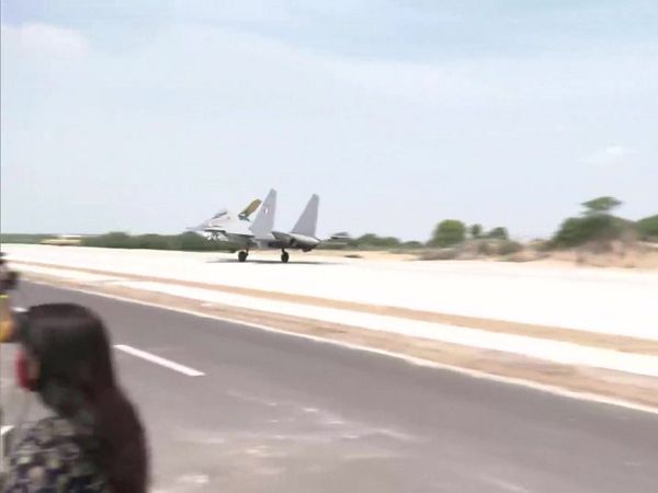 PAK सीमा के पास भारत का रनवे, नेशनल हाईवे पर पहली बार उतरा Sukhoi Su-30 MKI लड़ाकू विमान