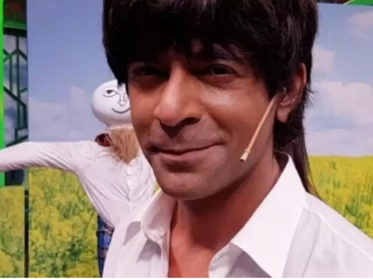 शाहरुख की फिल्म का मशहूर सीन करते Sunil Grover का VIDEO वायरल, सिमरन के साथ डाला मजेदार ट्विस्ट